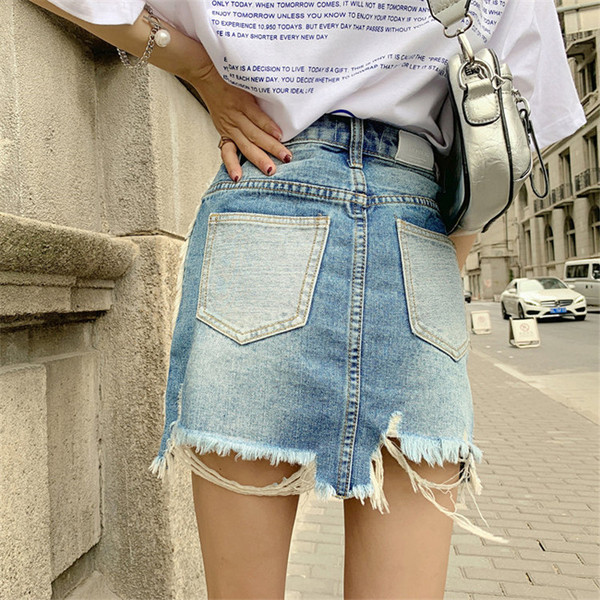 Modern női farmerszoknya, kék színben szakadt motívummal