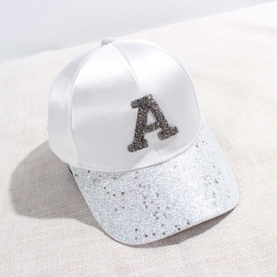 Stílusos női sapka fényes elemmel, négy színben