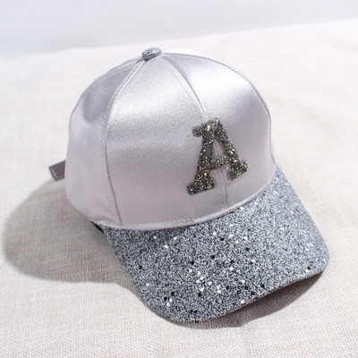 Stílusos női sapka fényes elemmel, négy színben