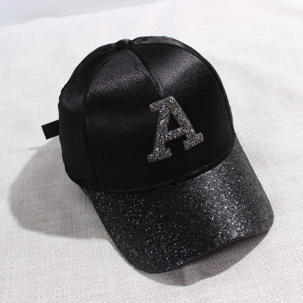 Stílusos női sapka fényes elemmel, négy színben