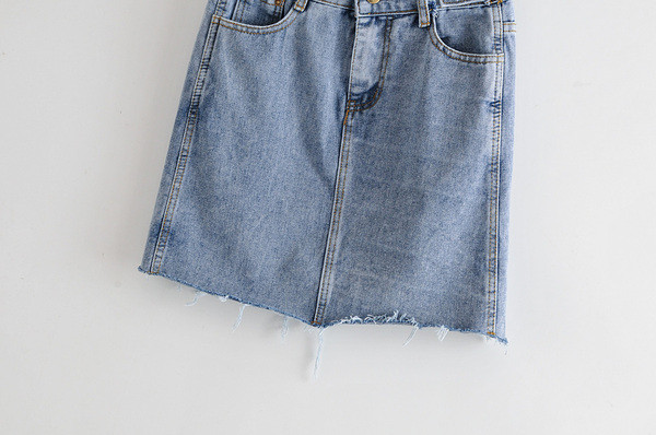 Stílusos női szoknya kék színben, szakadt motívumokkal