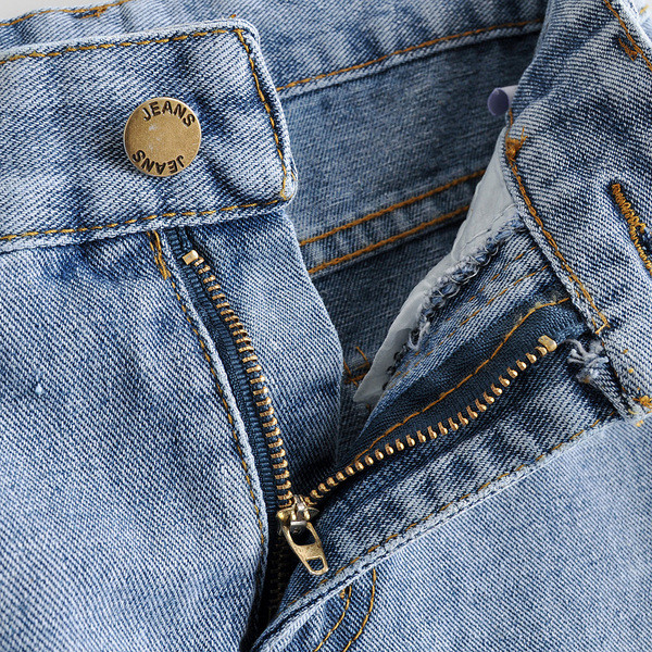 Stílusos női szoknya kék színben, szakadt motívumokkal