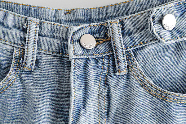 Lezser női rövidnadrág szakadt motívumokkal