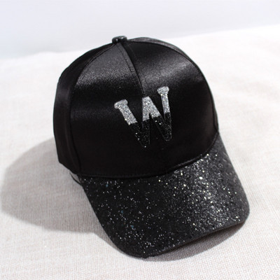 Aktuális női sapka napellenzővel és fényes hatással négy színben