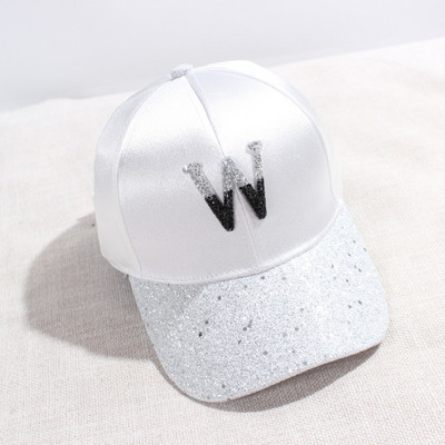 Aktuális női sapka napellenzővel és fényes hatással négy színben