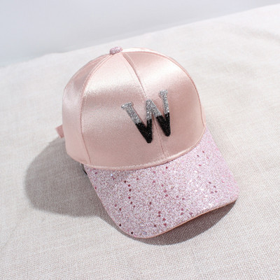 Aktuális női sapka napellenzővel és fényes hatással négy színben