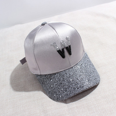 Aktuális női sapka napellenzővel és fényes hatással négy színben