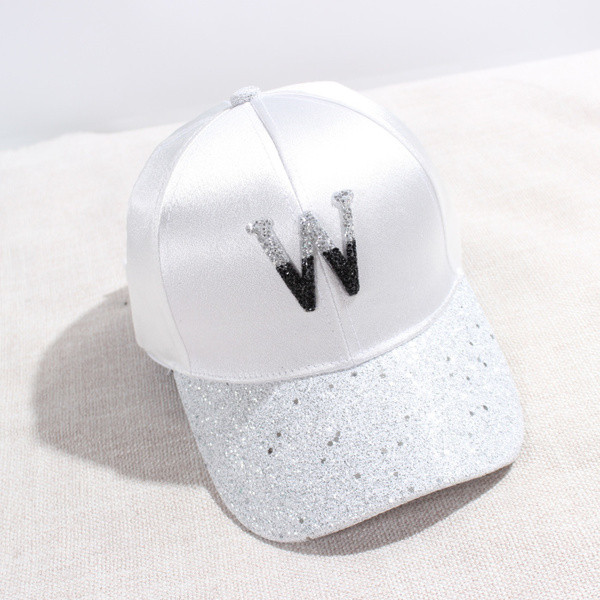 Aktuális női sapka napellenzővel és fényes hatással négy színben