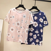 Modern női póló rózsaszín és kék virágos motívumokkal