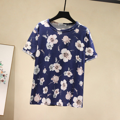 Modern női póló rózsaszín és kék virágos motívumokkal