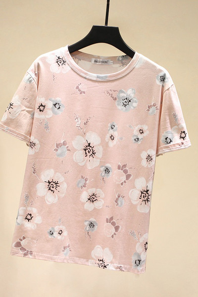 Modern női póló rózsaszín és kék virágos motívumokkal