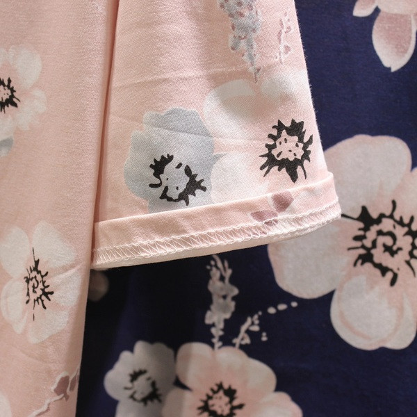 Modern női póló rózsaszín és kék virágos motívumokkal