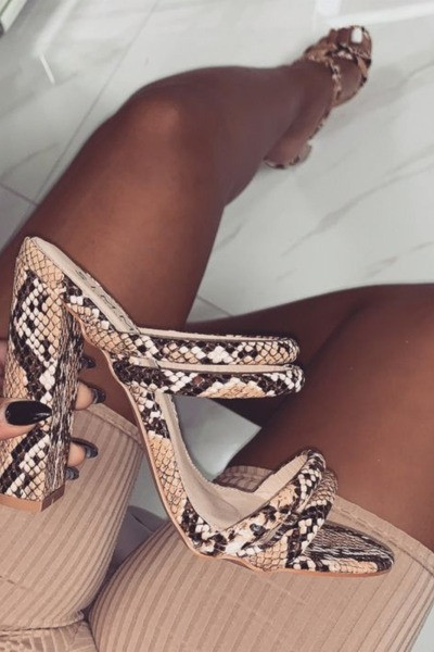 Modern női magas sarkú papucs barna színben