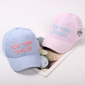 Női kockás sapka két színben felirattal