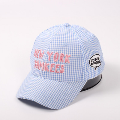 Női kockás sapka két színben felirattal