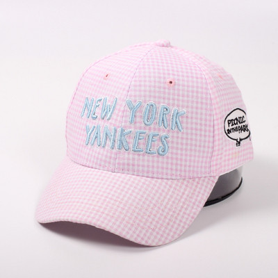 Női kockás sapka két színben felirattal