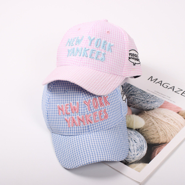 Női kockás sapka két színben felirattal