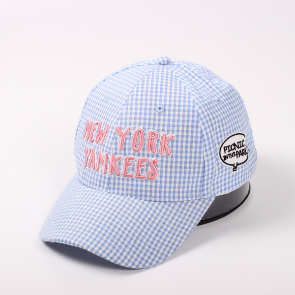 Női kockás sapka két színben felirattal