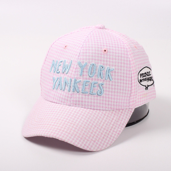 Női kockás sapka két színben felirattal