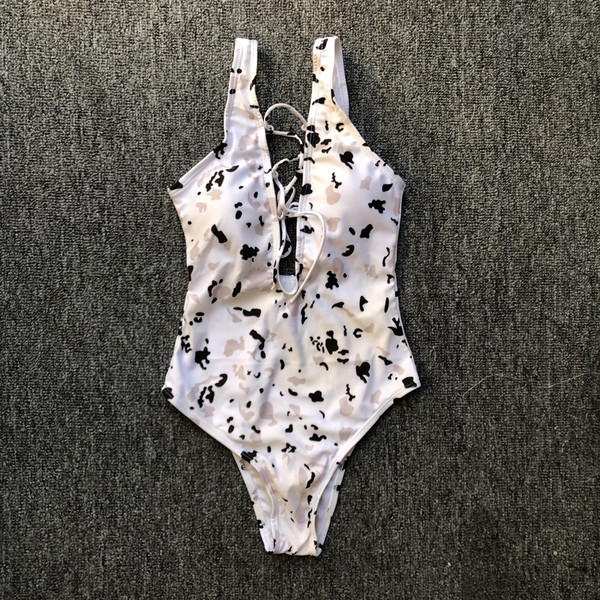 Teljes fürdőruha mintás és elemes nyakkendőkkel