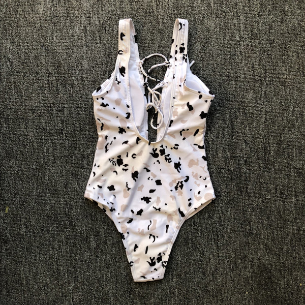 Teljes fürdőruha mintás és elemes nyakkendőkkel