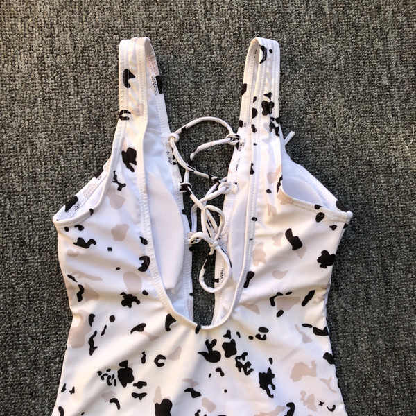 Teljes fürdőruha mintás és elemes nyakkendőkkel