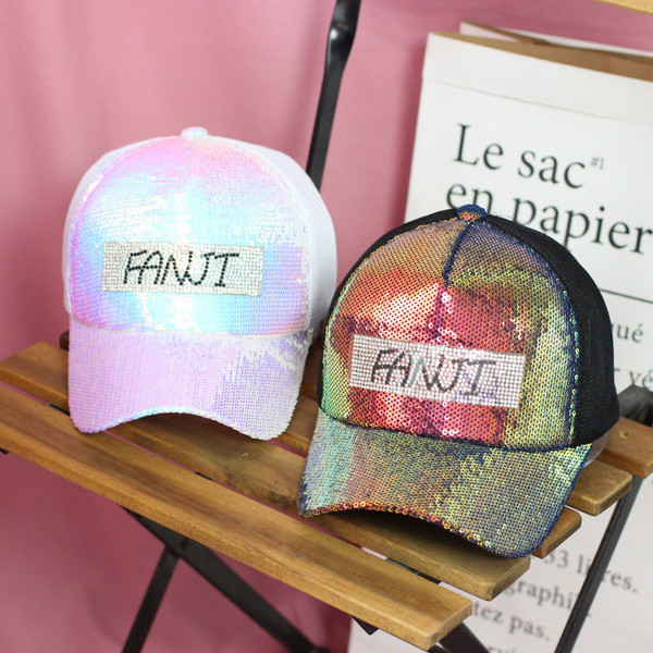 Modern női kalap flitterekkel, három színben