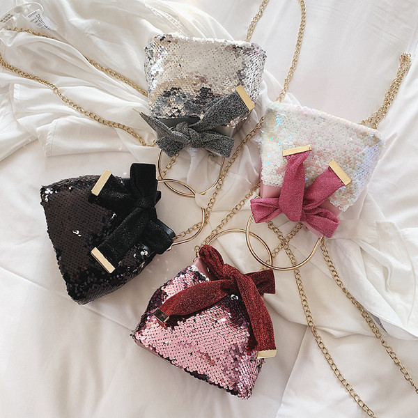 Stílusos kézitáska flitterekkel és szalaggal, több színben