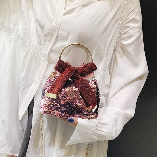 Stílusos kézitáska flitterekkel és szalaggal, több színben