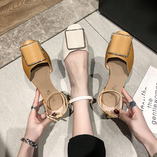 Aktuális női szandál eco bőrből, csattal két színben