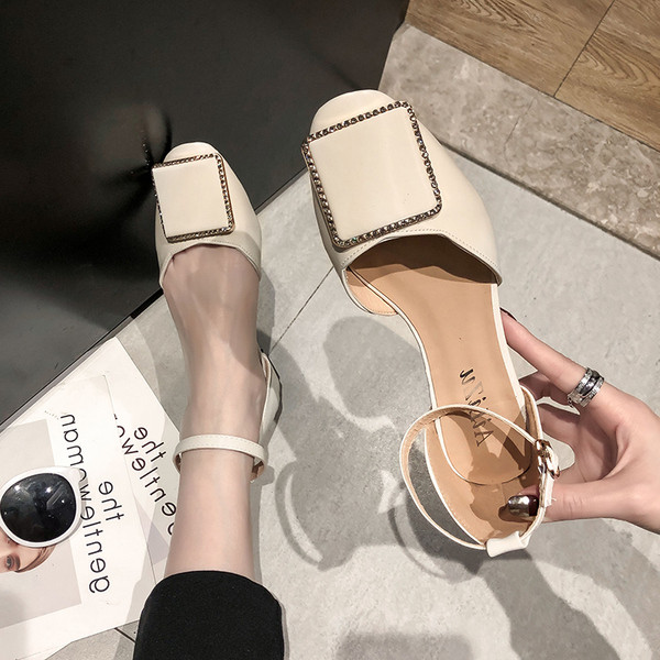 Aktuális női szandál eco bőrből, csattal két színben