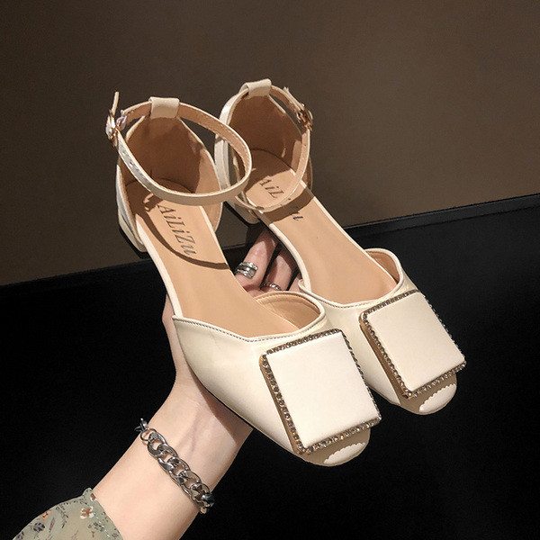 Aktuális női szandál eco bőrből, csattal két színben