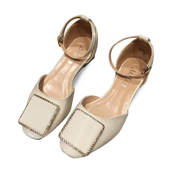 Aktuális női szandál eco bőrből, csattal két színben