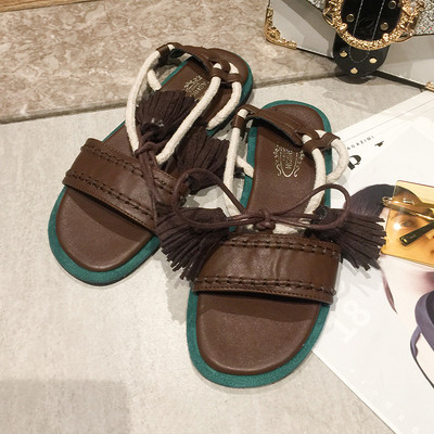 Modern női szandál barna színben, rojtokkal