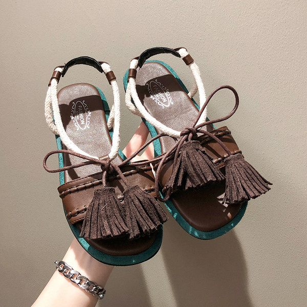 Modern női szandál barna színben, rojtokkal