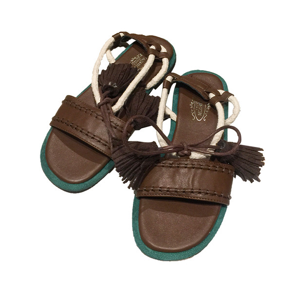 Modern női szandál barna színben, rojtokkal