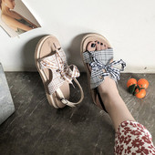 Modern női kockás szandál két színben, lapos talppal