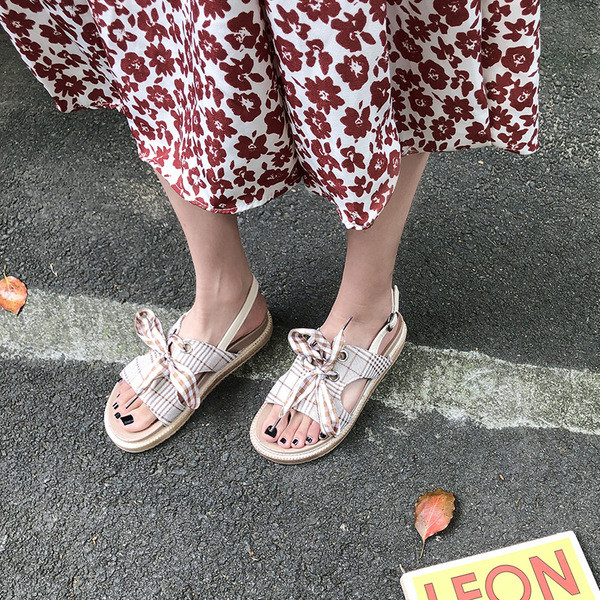 Modern női kockás szandál két színben, lapos talppal