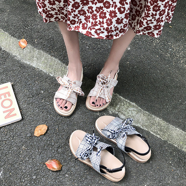 Modern női kockás szandál két színben, lapos talppal