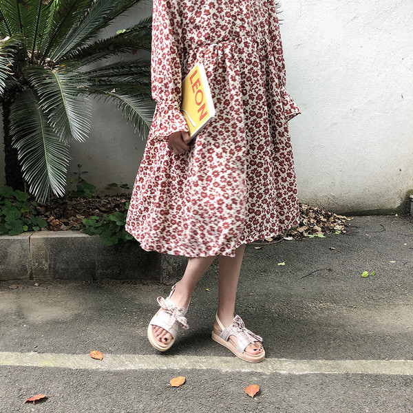 Modern női kockás szandál két színben, lapos talppal