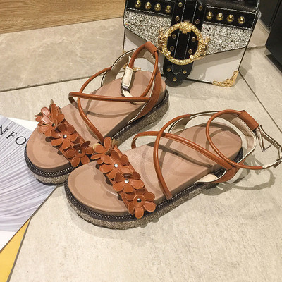 Modern női szandál virágmotívumokkal, két színben