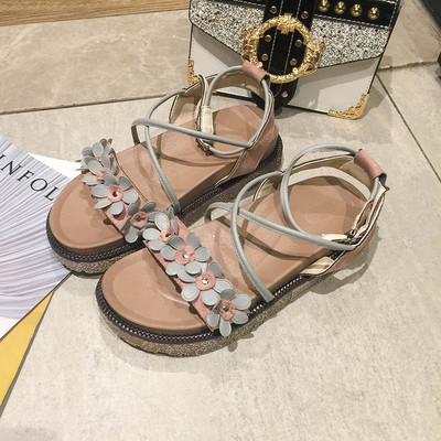 Modern női szandál virágmotívumokkal, két színben