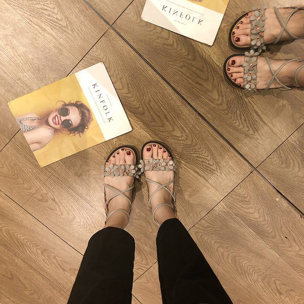 Modern női szandál virágmotívumokkal, két színben