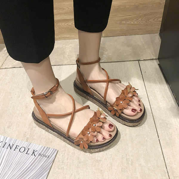 Modern női szandál virágmotívumokkal, két színben