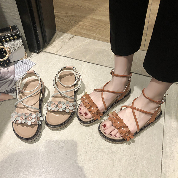 Modern női szandál virágmotívumokkal, két színben