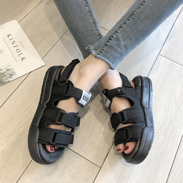 Alkalmi női szandál fekete színben, lapos talppal