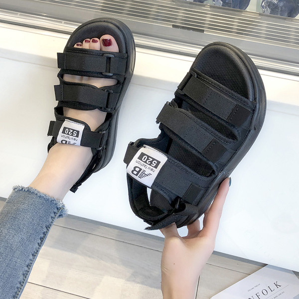 Alkalmi női szandál fekete színben, lapos talppal