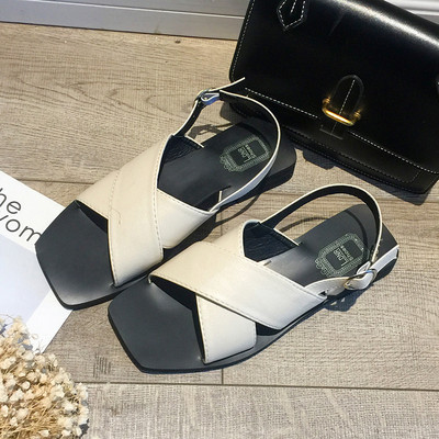 Eko bőrből készült modern női szandál két színben, lapos talppal