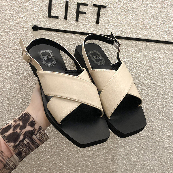 Eko bőrből készült modern női szandál két színben, lapos talppal