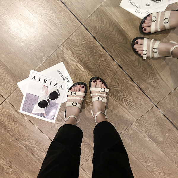 Eko bőrből készült alkalmi női szandál fehér és fekete színben